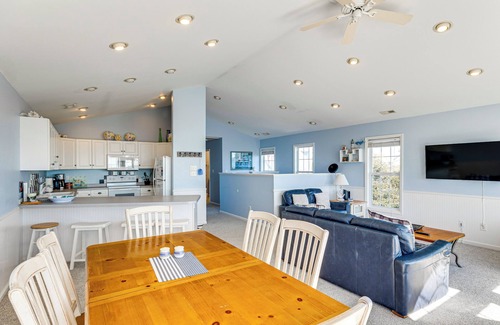 Emerald Isle Casa | Steps to Beach: Emerald Isle Home w/ Deck!
