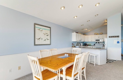 Emerald Isle Casa | Steps to Beach: Emerald Isle Home w/ Deck!
