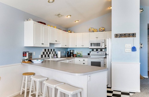 Emerald Isle Casa | Steps to Beach: Emerald Isle Home w/ Deck!