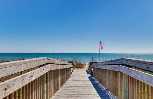 Emerald Isle Casa | Steps to Beach Emerald Isle Home with Deck!