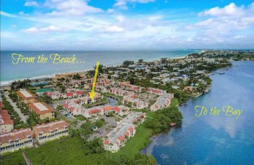 Bradenton Beach Apartamento | *Steps to Beach, Heated Pool, Balcony, Amenities*