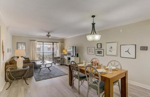 Bradenton Beach Apartamento | *Steps to Beach, Heated Pool, Balcony, Amenities*