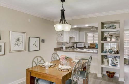 Bradenton Beach Apartamento | *Steps to Beach, Heated Pool, Balcony, Amenities*