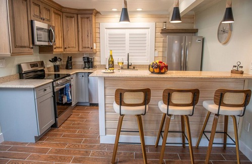 Madeira Beach Cabina | Steps to Beach, Heated Pool, 2 Queen Beds, 2BA