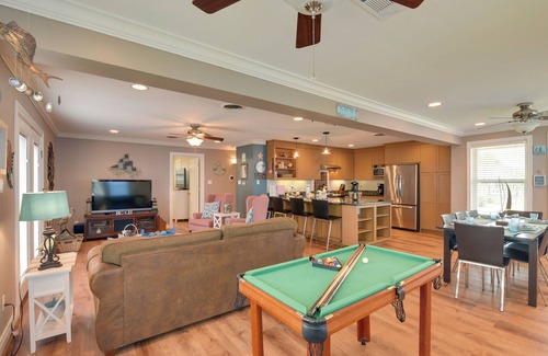 Pirates Beach Casa | Acogedor Galveston Home w / Deck - Camina a la playa!