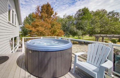 Oak Harbor Casa | Steps to Beach Home with Hot Tub in Oak Harbor!
