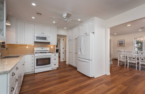 South Haven Casa | Steps to Beach. Hot Tub. Dog Friendly. Game Room.