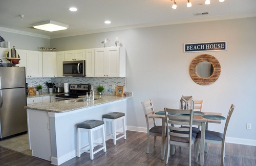 Tybee Island Condominio | Steps to beach, restaurants, shops & pier ~ updated ~ large deck ~ fully stocked