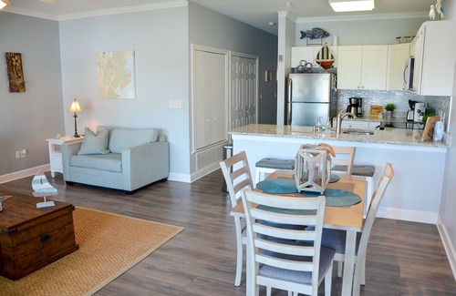 Tybee Island Condominio | Steps to beach, restaurants, shops & pier ~ updated ~ large deck ~ fully stocked