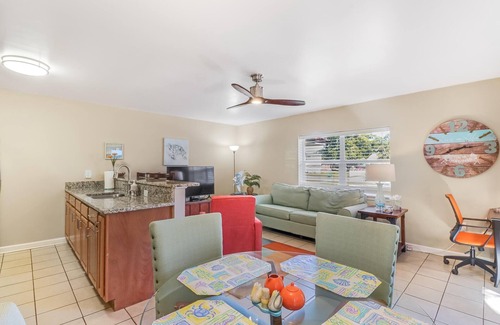 Biloxi Cabaña | Steps to Beach, Short drive to Casinos, Coliseum, & all Biloxi's entertainment!