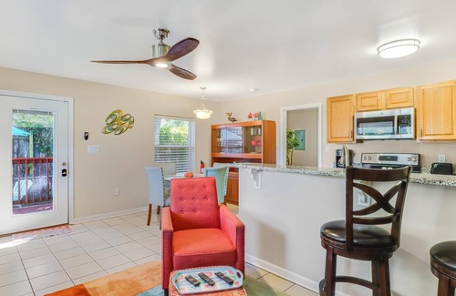 Biloxi Cabaña | Steps to Beach, Short drive to Casinos, Coliseum, & all Biloxi's entertainment!