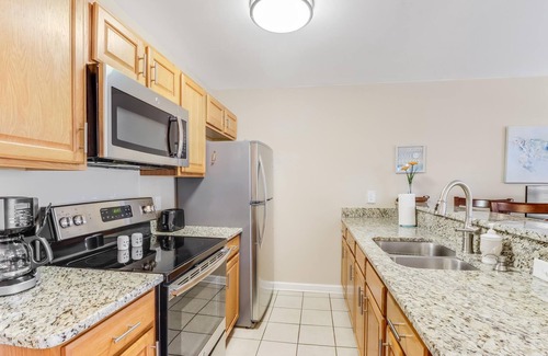 Biloxi Cabaña | Steps to Beach, Short drive to Casinos, Coliseum, & all Biloxi's entertainment!