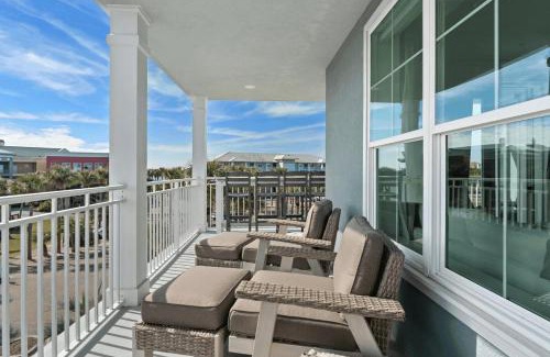 Gulf Place Casa | Steps to Beach w View Pool Tennis Luxe Top-Floor Sea La Vie by AvantStay