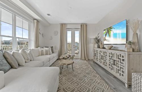 Gulf Place Casa | Steps to Beach w View Pool Tennis Luxe Top-Floor Sea La Vie by AvantStay