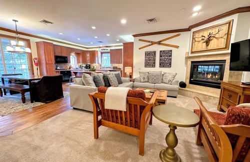 Mammoth Lakes Cabina | Posh & Private☃Steps to Lift & Shuttle☃Sleds & Hill☃Sauna / Hottub / Garage