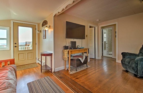 Buzzards Bay Casa | Steps to Cape Cod Canal Buzzards Bay Home