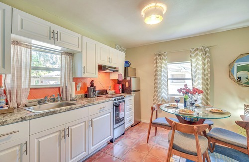 DeLand Condominio | Steps to Downtown: DeLand Condo w/Porch & Yard
