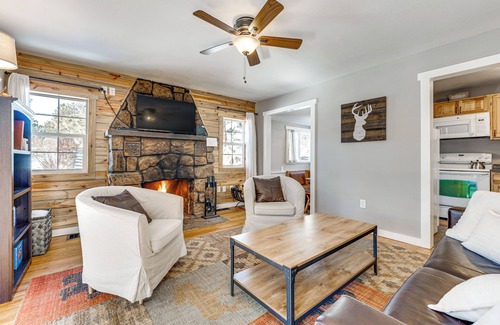 Drake Cabina | Steps to Estes Lake: Mtn-View Hideaway w/ Hot Tub!