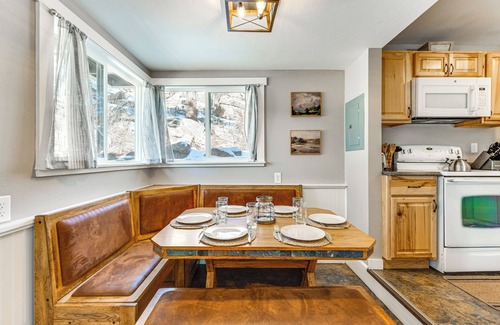Drake Cabina | Steps to Estes Lake: Mtn-View Hideaway w/ Hot Tub!