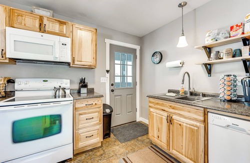 Drake Cabina | Steps to Estes Lake: Mtn-View Hideaway w/ Hot Tub!