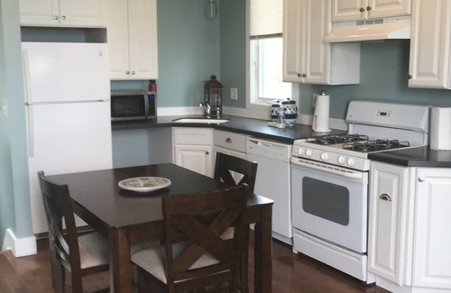 Sea Bright Apartamento | Steps to free ocean beach. 40 min ferry ride to NYC. Ocean views from home.