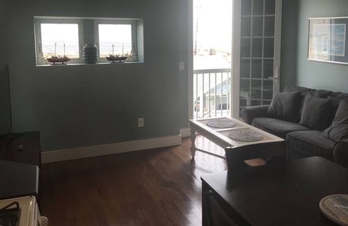 Sea Bright Apartamento | Steps to free ocean beach. 40 min ferry ride to NYC. Ocean views from home.