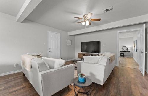 West San Antonio Casa | Steps to Lackland AFB & SeaWorld