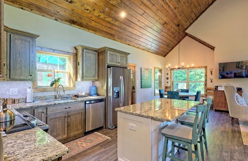 Clarkesville Cabina | Steps Lake Burton & La Prade's Marina! Enjoy relaxation at the Fox Den Haven!