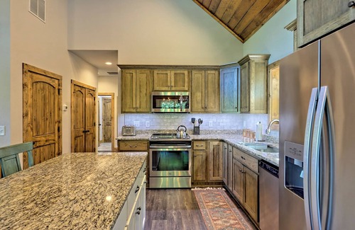 Clarkesville Cabina | Steps Lake Burton & La Prade's Marina! Enjoy relaxation at the Fox Den Haven!