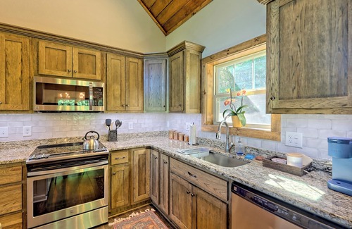Clarkesville Cabina | Steps Lake Burton & La Prade's Marina! Enjoy relaxation at the Fox Den Haven!