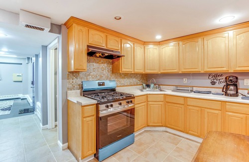 West Side Apartamento | Steps to Lincoln Park: Spacious Apt in Jersey City