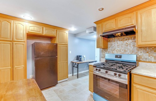 West Side Apartamento | Steps to Lincoln Park: Spacious Apt in Jersey City