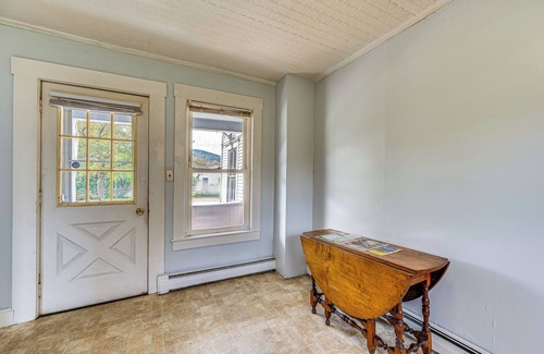 Colebrook Apartamento | Steps to Main Street: Cozy North Country Retreat