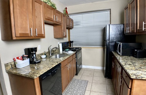 DeBaliviere Place Condominio | Steps to Metrolink & Forest Park,1st Fl King & Queen Beds+ Free Gated Parking
