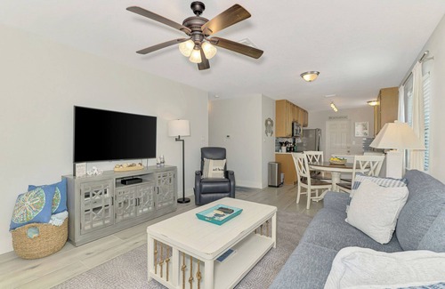 Siesta Key Condominio | STEPS TO POOL, CLOSE TO BEACH, FISHING PIER, SLEEPS 5!
