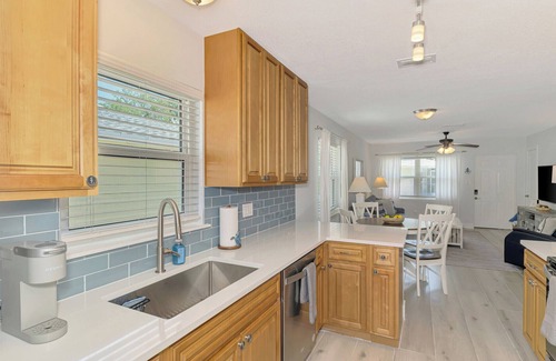 Siesta Key Condominio | STEPS TO POOL, CLOSE TO BEACH, FISHING PIER, SLEEPS 5!