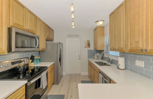 Siesta Key Condominio | STEPS TO POOL, CLOSE TO BEACH, FISHING PIER, SLEEPS 5!