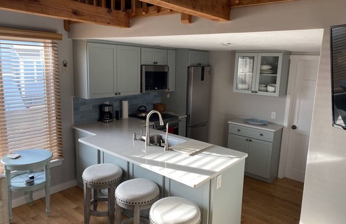 Chatham Condominio | Steps to Private Association Beach. End Unit Condo at Outermost Harbor.