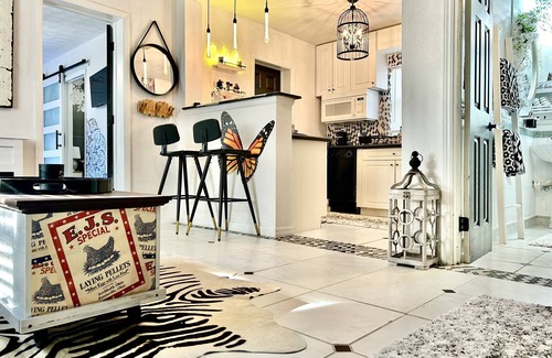 Safety Harbor Condominio | Steps to Restaurants & Main Street. Pet friendly