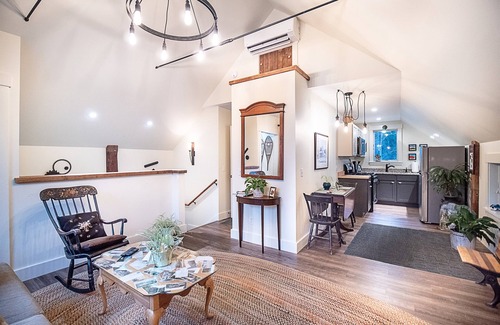 Stowe Village Historic District Apartamento | Steps to restaurants and coffee shops!