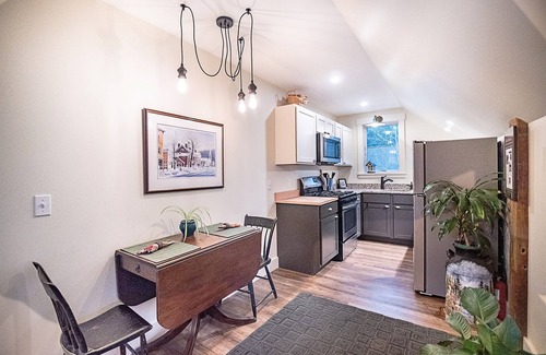 Stowe Village Historic District Apartamento | Steps to restaurants and coffee shops!