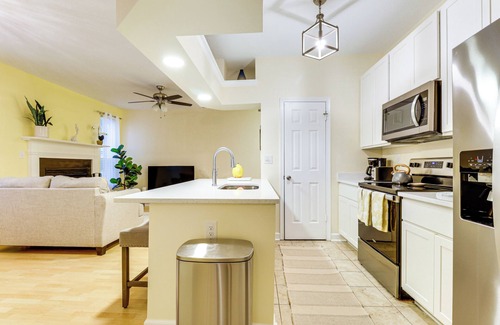 Northeast Virginia Beach Condominio | Steps to Sand: Condo w/Pool in Virginia Beach!