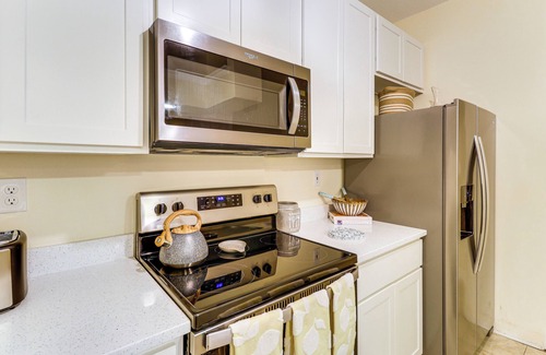 Northeast Virginia Beach Condominio | Steps to Sand: Condo w/Pool in Virginia Beach!