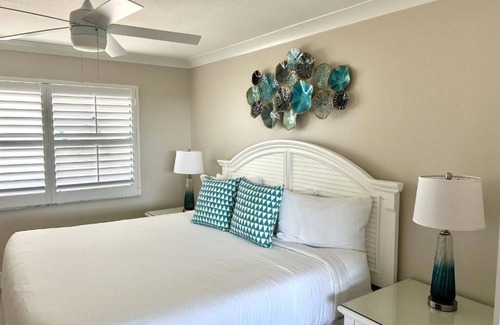Sanibel Hotel | Steps to Sanibel Beach | Garden Views, Sunset & Island Activities | 4 Units