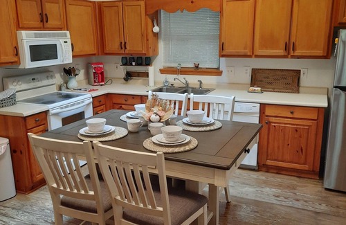 Hayesville Cabina | Steps to Shooting creek. FREE 2 bedrooms and game room if booked by April