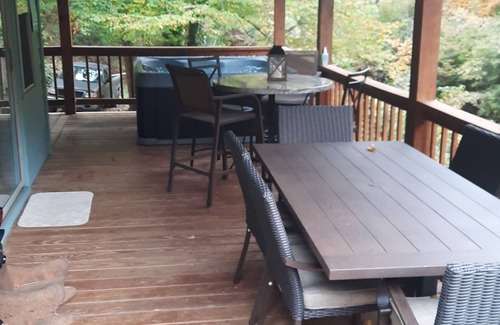 Hayesville Cabina | Steps to Shooting creek. FREE 2 bedrooms and game room if booked by April