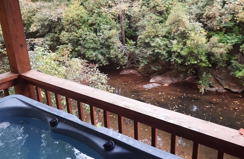 Hayesville Cabina | Steps to Shooting creek. FREE 2 bedrooms and game room if booked by April