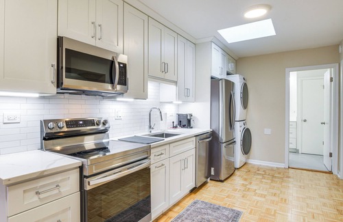 Chicago Apartamento | Steps to Shops & Eats: Apt in Portage Park!