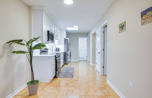 Chicago Apartamento | Steps to Shops & Eats: Apt in Portage Park!