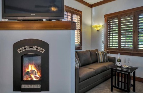 Calistoga Hotel | Steps to Tasting Rooms! Romantic Wine Country Escape w/ Jetted Tub and Fireplace